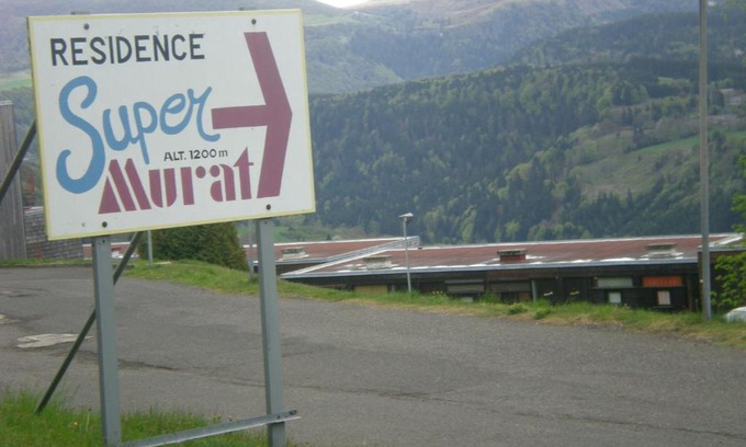 Murat-le-Quaire House | Inviting Duplex for 4 near Mont Dore with Pool & Pet Friendly