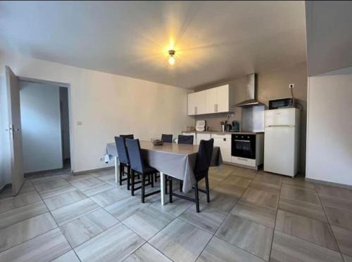 Vernou-la-Celle-sur-Seine Apartment | Family-Friendly Duplex for 8 Near Fontainebleau, Rated 10/10