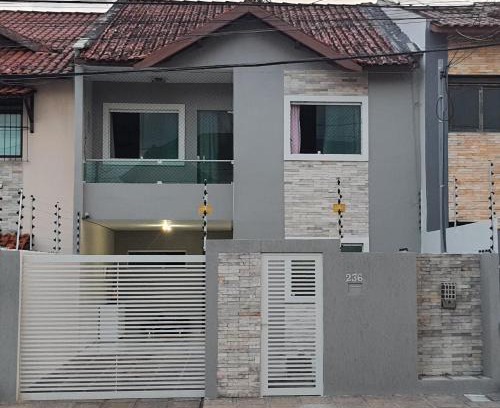 Itarare House | Comfortable Duplex with Air, Internet & Parking in Prime Location