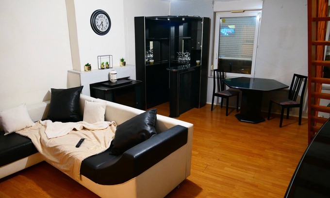 Denain House | Spacious Duplex Apartment for 6 with Kitchen Amenities