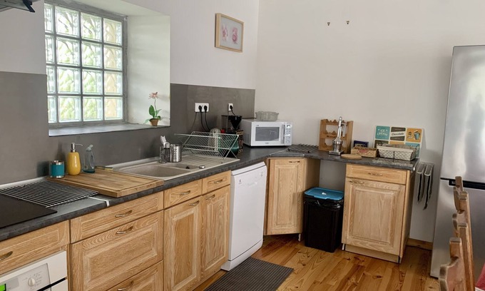 Saint-Derrien Cottage | Spacious Duplex Apartment for Up to 9, Near the Beach