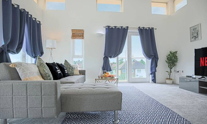 Newport Pagnell Apartment | Duplex Apartment with Balcony, Parking & Pet-Friendly Comfort