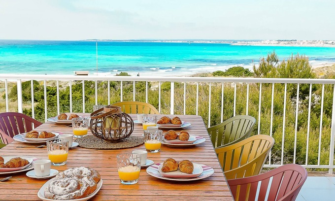 Campos Apartment | Seaview Duplex Apartment with Wifi, Terraces & Pet Friendly