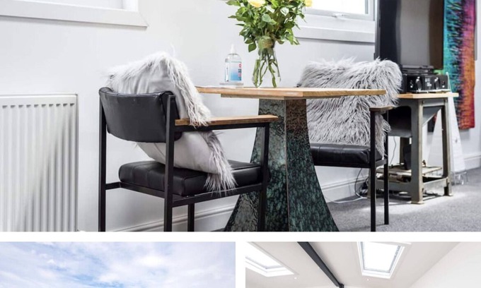 Liverpool Boat Rental | Spacious Duplex Barge with Cinema Room & 6 Ensuite Rooms