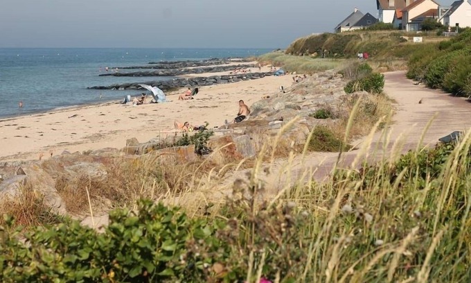 Bernieres-sur-Mer Apartment | Seaside Duplex Retreat at Croisette Juno Beach