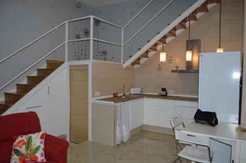 San Fernando Apartment | Pet-Friendly Duplex Daises: Rated 8.9/10 by Guests