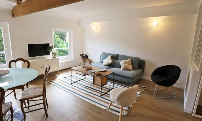Senlis House | Relaxing Family Getaway at Maison Downtown Abbaye