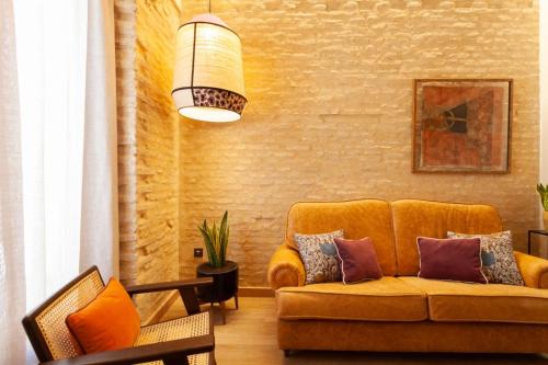 Santa Catalina Apartment | Charming Duplex in Historic Sevilla with Family Amenities