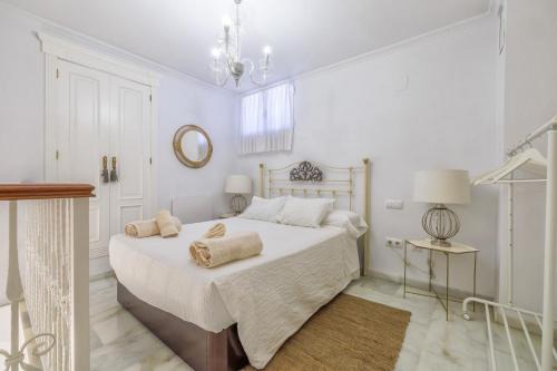 San Pedro Apartment | Historic Duplex La Almazara in Córdoba - Child Friendly Stay