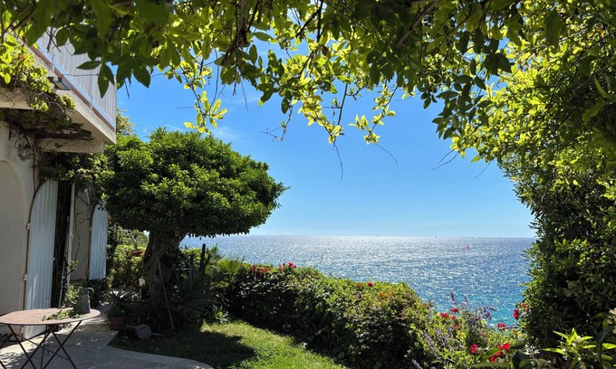 Marseille House | Duplex on the water Corniche Kennedy, 4-5 persons, Beach, terrace, garden.