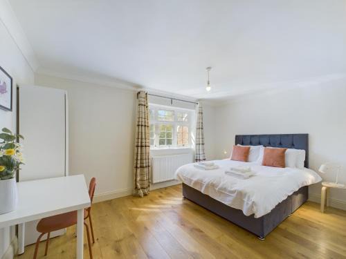 Redhill Apartment | Family-Friendly Duplex in Redhill Town Centre by Livingo Stays