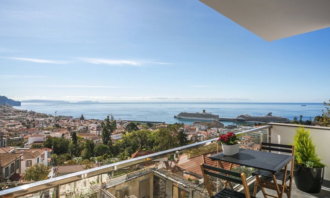 Sao Pedro Apartment | Stunning Duplex with Sea and Mountain Views at Casa do Castelo