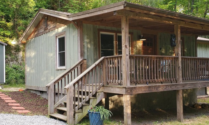 Hendersonville House | Cozy DuPont Cottage - Bike to Scenic Trails & Breakfast!