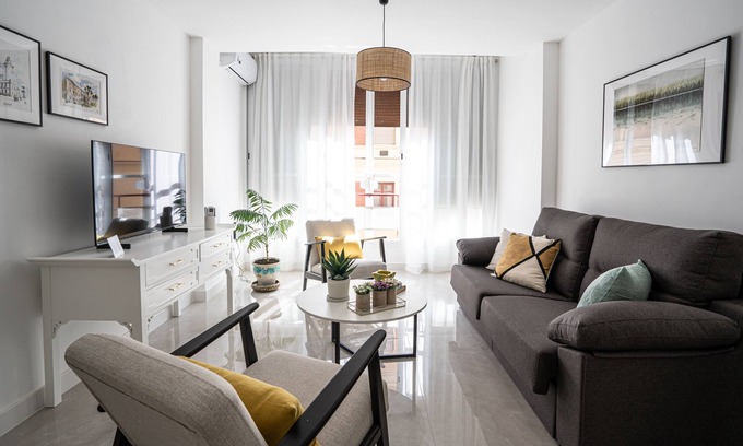 Ensanche Centro Apartment | Indulgent Duquesa Luxe: Family-Friendly with Kitchen Access