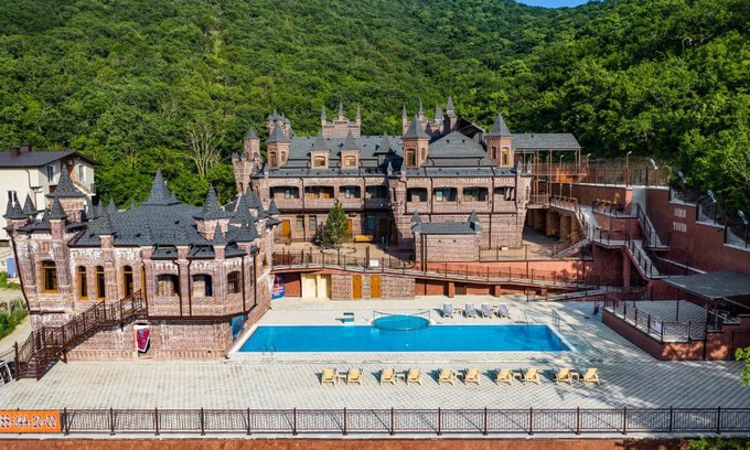 Abrau-Dyurso House | Pet-Friendly Durso Tower Guesthouse with Pool, Rated 9/10