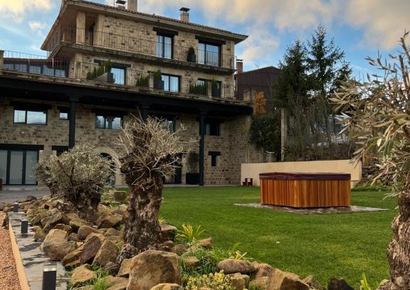 Duruelo de la Sierra Hotel | Inviting Duruelo Mountain Suites: Spa, Dining & Hot Tub