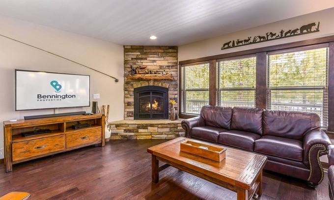 Deer Park House | Invite Relaxation: 3 Suites with Hot Tub & SHARC Passes