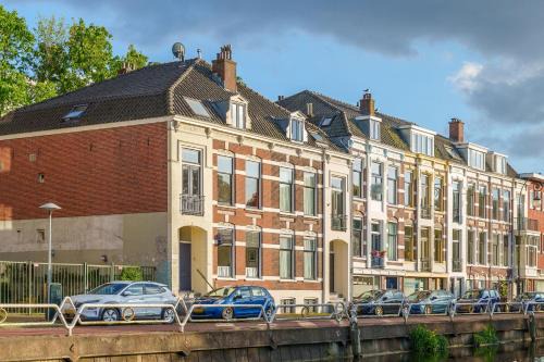 Zuidwest Apartment | Elegant Dutch Style Canal House with Hot Tub & Family Friendly