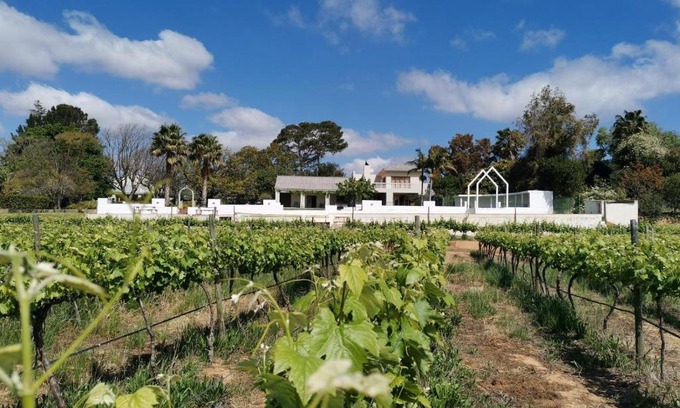 Robertson Apartment | DuVon Farmhouse: 4-Star Stay with Pool & Family Amenities