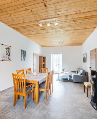 Rohoznice Apartment | Family-Friendly Retreat at Dvůr Dolenec - Rated 9.4/10