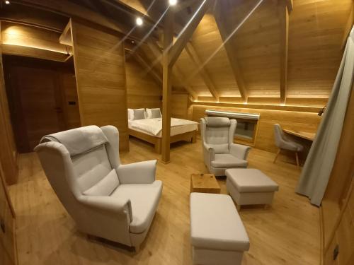 Spindleruv Mlyn House | Cozy Dvořákova Bouda: Family-Friendly with Hot Tub & Breakfast