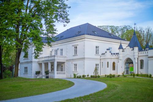 Suhopolje Bed & Breakfast | Discover Dvorac Janković: 4-Star Oceanfront Retreat