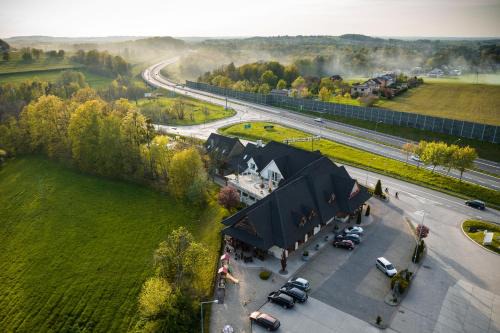 gmina Jasienica Hotel | Discover Dwór Świętoszówka: Family-Friendly & Pet Welcome