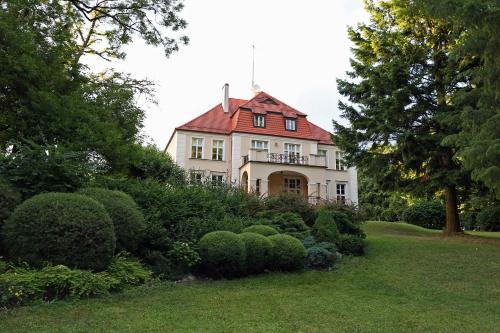 Elblag Bed & Breakfast | Experience Dwór Bieland: Family-Friendly with Top Amenities