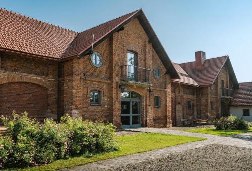 Kombornia Hotel | Discover Dwór Kombornia - Folwark: Family-Friendly Retreat