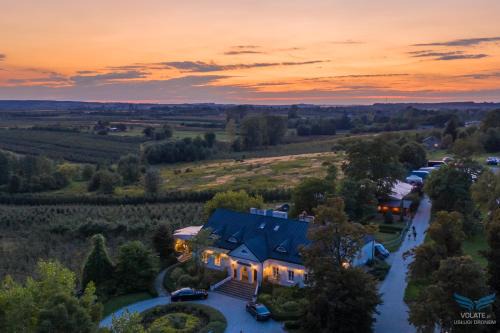 gmina Klimontow Bed & Breakfast | Idyllic Dwór na Wichrowym Wzgórzu with Oceanfront Bliss
