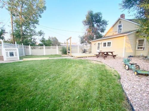 Custer House | Inviting 6-Bed Downtown Farmhouse with Hot Tub & Pool