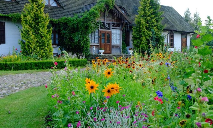 Bubel House | Pet-Friendly Dworek Łukowiska with Hot Tub & Top Ratings