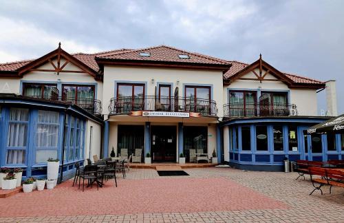 Karwia Bed & Breakfast | Explore Dworek Bursztynowy: Pet-Friendly with Ocean View