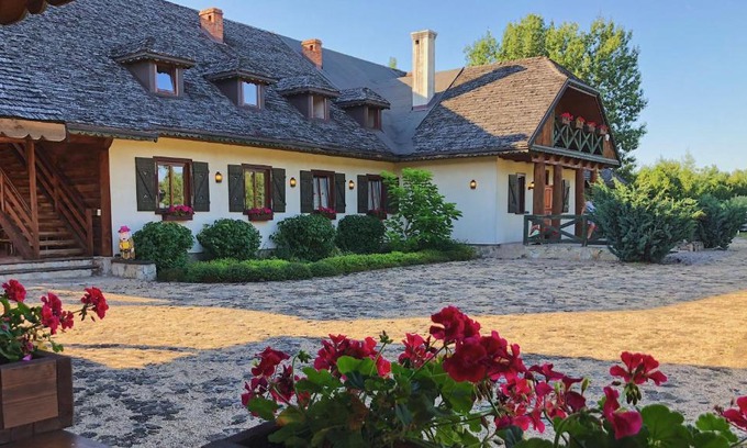 Tarczyn House | Family-Friendly Dworek Pod Wiechą with Top Guest Ratings