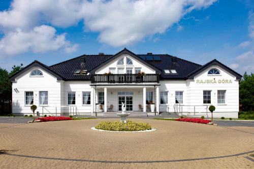 Wejherowo Hotel | Pet-Friendly Dworek Rajska Góra with Ocean View & Hot Tub