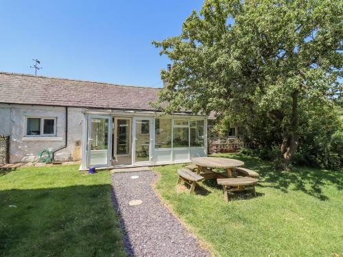 Corwen House | Pet-Friendly Stay at Dyffryn Bach - A Budget Traveler's Haven