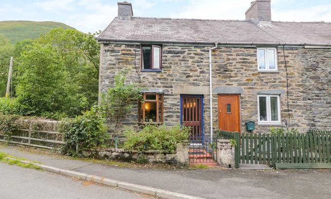 Mawddwy Cottage | Pet-Friendly DYFI COTTAGE in Scenic Dolgellau - 10/10 Rated