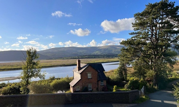 Cwrt Cottage | Dyfi Hideaway - Scenic Snowdonia Valley & Pet Friendly