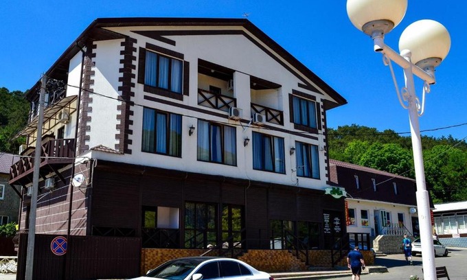 Praskoveyevka House | Oceanfront Dzhankhot Guest House with Hot Tub & Breakfast