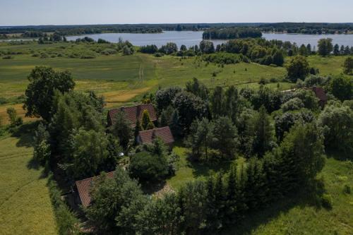 Zalewo House | Experience Dziki Brzeg Jezioraka: Scenic Oceanfront Retreat