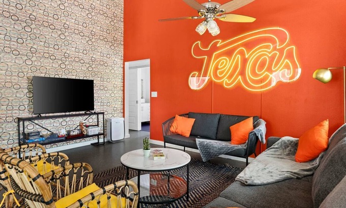 Govalle House | Escape to Austin: Seasonal Pool & Spa Retreat Awaits
