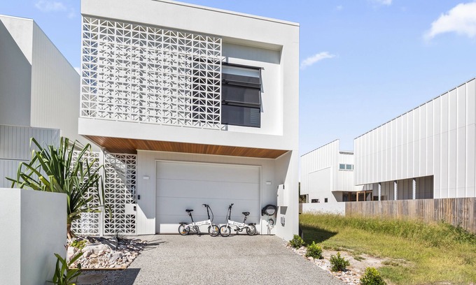 Marcoola House | Pet Friendly Beachfront Villa with Heated Pool & E-Bikes