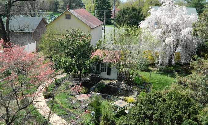 Neffsville Bed & Breakfast | Guest Rated 10/10: E J Bowman House Bed & Breakfast