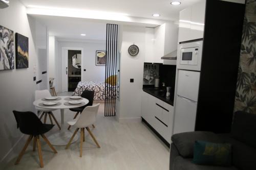 Alamedilla Apartment | Discover E&R-1 Plaza España: Family-Friendly Spa Retreat