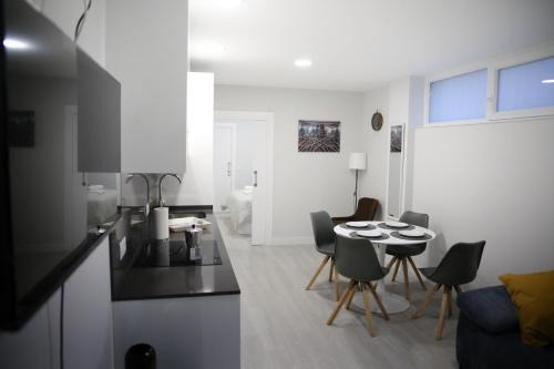 Alamedilla Apartment | Discover E&R-2 Plaza España: Spa & Family-Friendly Retreat