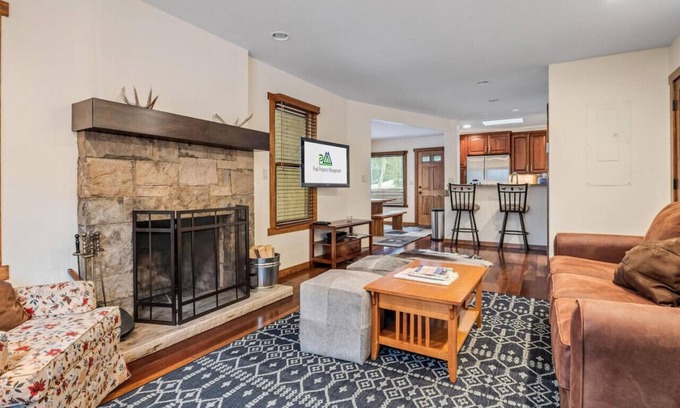 Vail House | Convenient E. Vail 2BD/2BA Near Busline & Pet Friendly