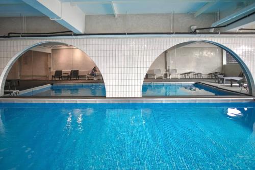 Bang Chak Hotel | Inviting E11 Hotel: Oceanfront Bliss with Pool Access