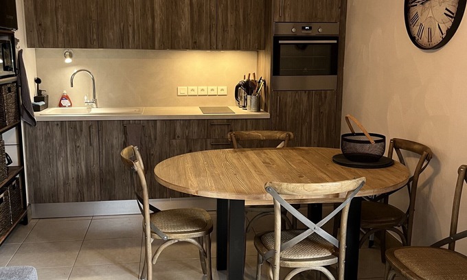Prapoutel Apartment | Cozy E203: Ideal for Families with Kitchen & Breakfast