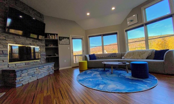 Bretton Woods House | Inviting E7 Sunny Bretton Woods Home with Hot Tub & Wifi