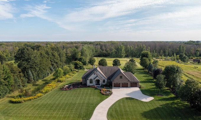 Appleton House | EAA AirVenture 2025! BUSINESS trips.room to land a HELICOPTER!
